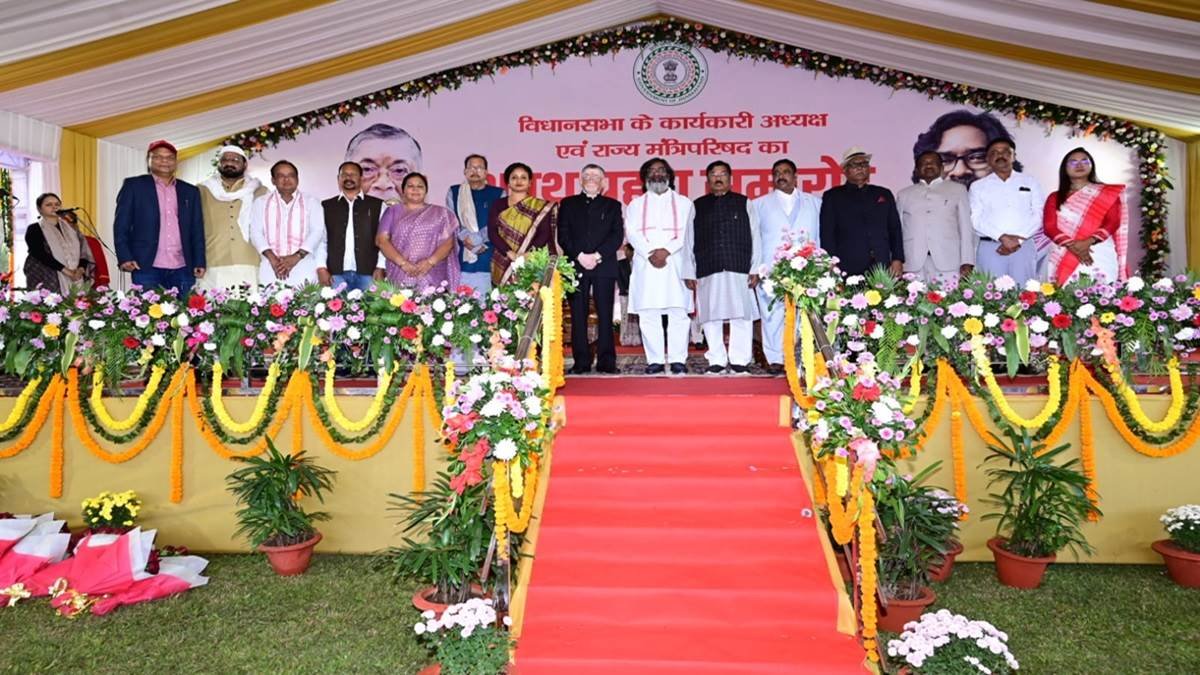 झारखंड के राज्यपाल ने 11 विधायकों को दिलाई मंत्री पद की शपथ, विभाग का बंटवारा जल्द