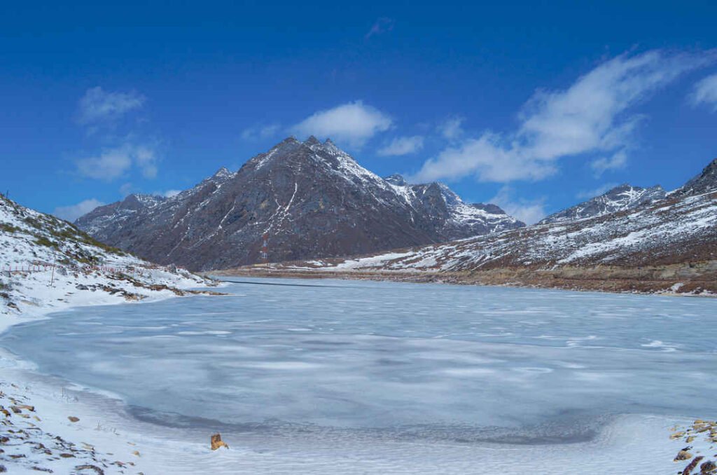 जमी हुई सेला झील पर फंसे सैलानी,बचाव दल की मुस्तैदी से बची जानें
