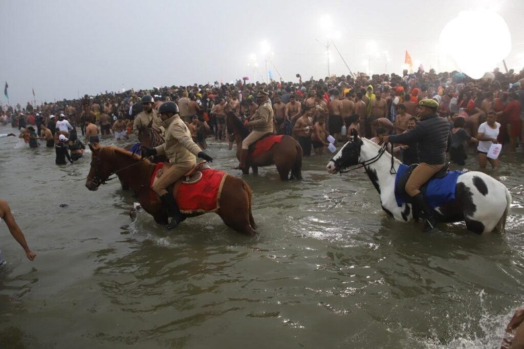 महाकुंभ का शुभारंभ: पहले दिन 44 घाटों पर 1.65 करोड़ श्रद्धालुओं ने किया पवित्र स्नान