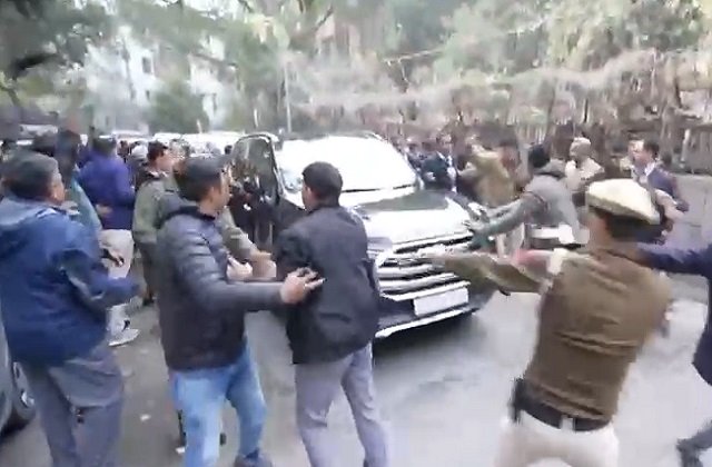 दिल्ली के पूर्व मुख्यमंत्री अरविंद केजरीवाल की कार पर पत्थरबाजी