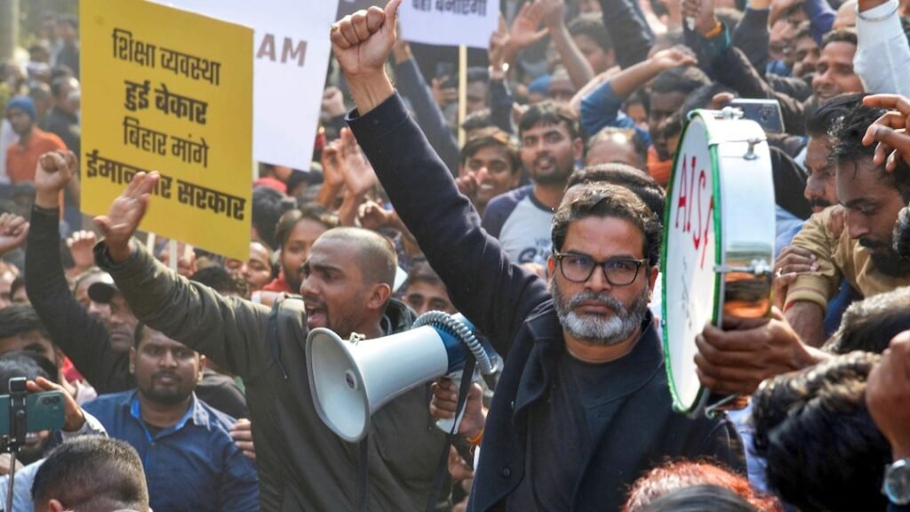 अभ्यर्थियों के साथ प्रशांत किशोर।