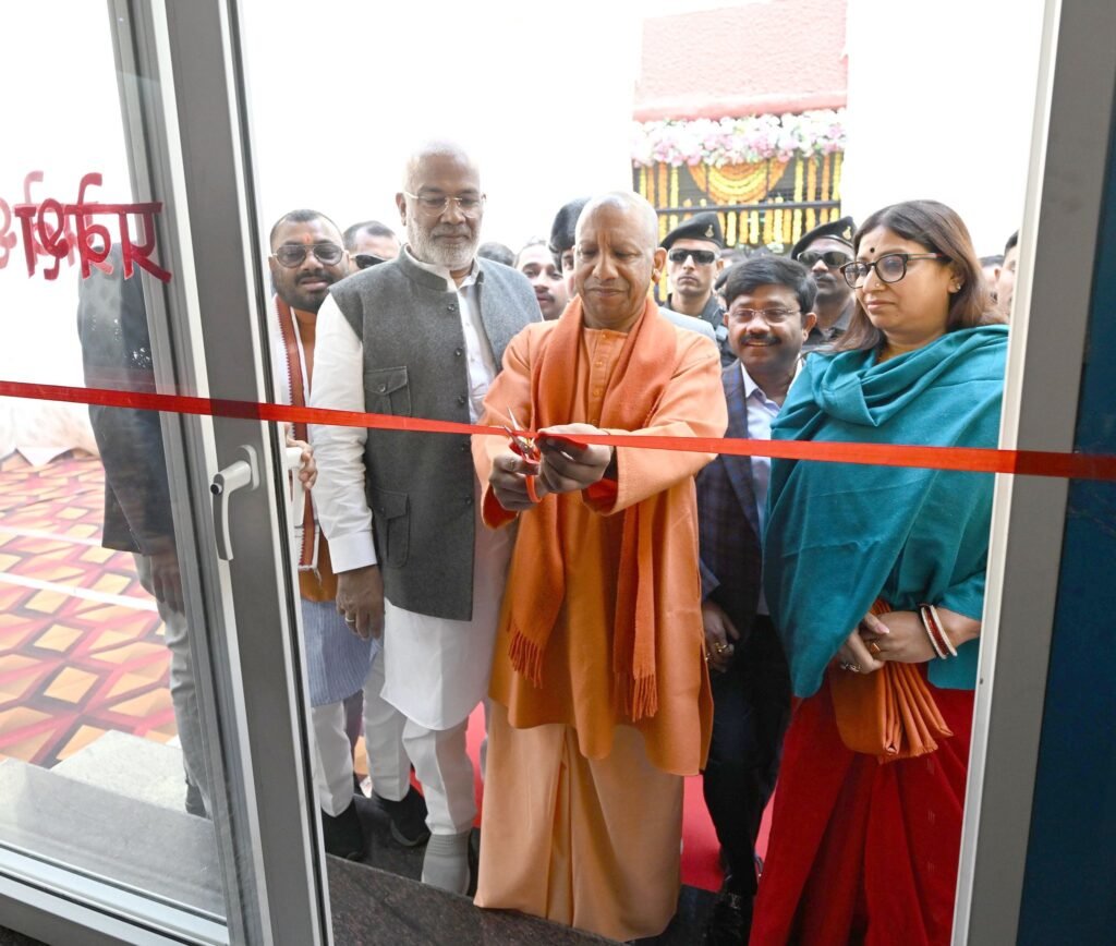 योगी आदित्यनाथ ने किया 'कुंभवाणी' FM चैनल का शुभारंभ