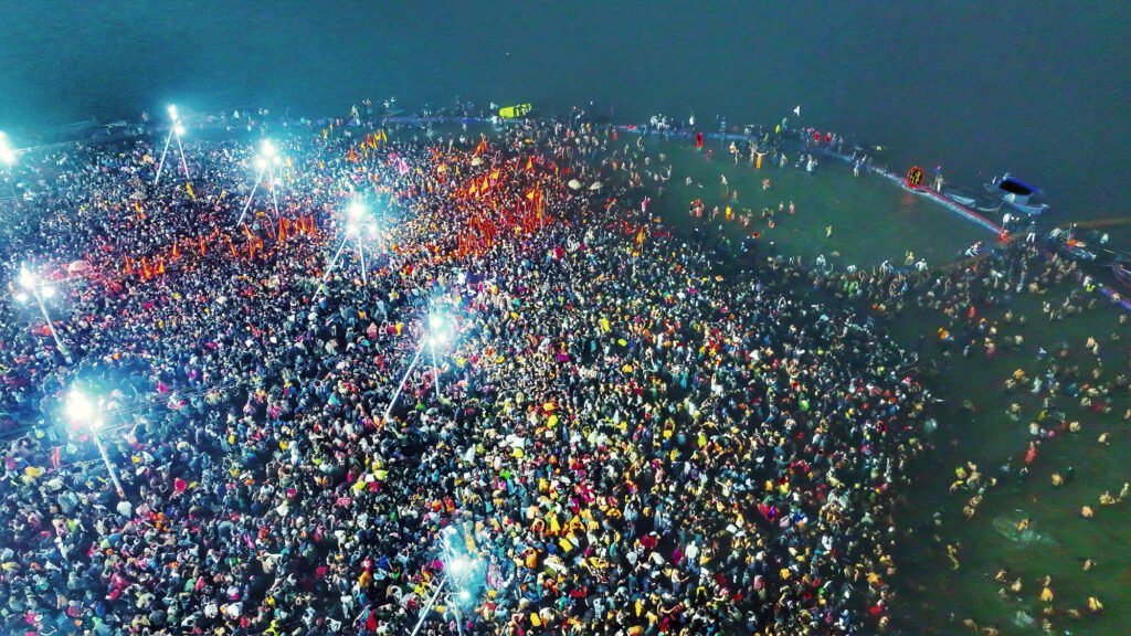 Inauguration of Mahakumbh: 1.65 crore devotees took holy bath at 44 ghats on the first day