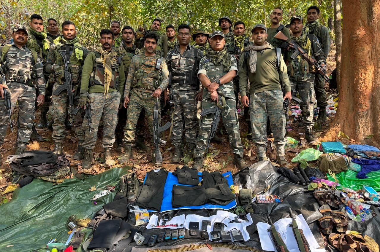 चाईबासा में सुरक्षाबलों का नक्सल विरोधी अभियान तेज, भारी मात्रा में हथियार और दस्तावेज बरामद