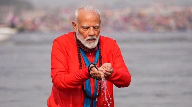 प्रधानमंत्री नरेंद्र मोदी ने संगम में लगाई आस्था की डुबकी