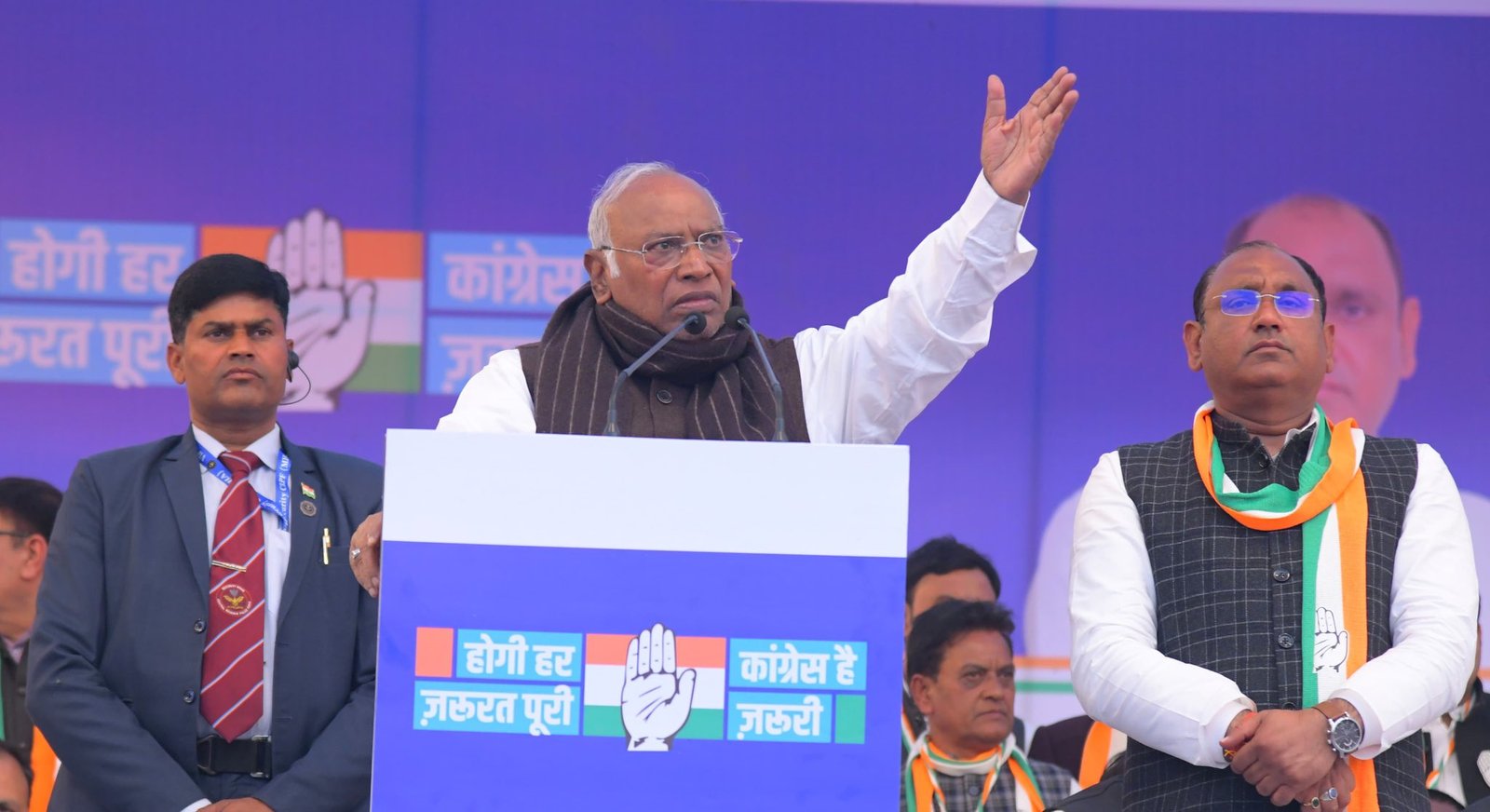 राज्यसभा में गरमाई सियासत: खरगे का गुस्सा सातवें आसमान पर, नीरज शेखर को लगाई कड़ी फटकार