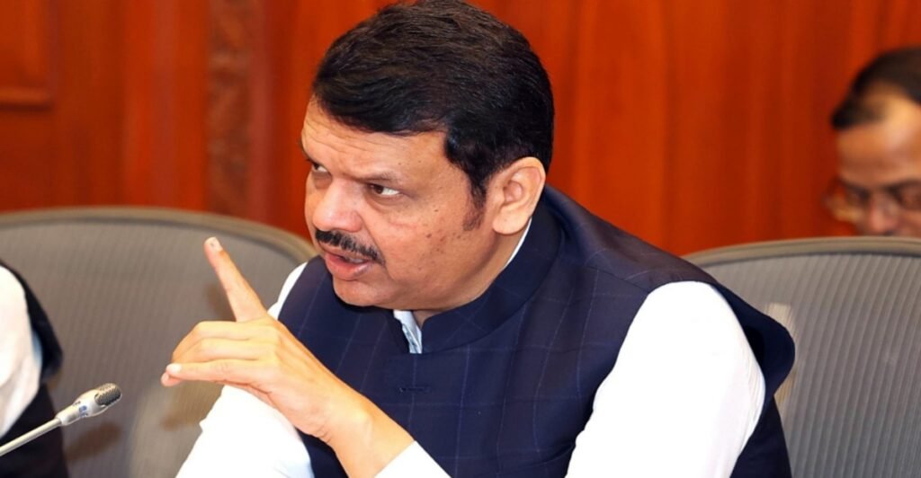 महाराष्ट्र में मस्जिदों से हटेंगे अवैध लाउडस्पीकर, सीएम फडणवीस ने दिए सख्त कार्रवाई के निर्देश