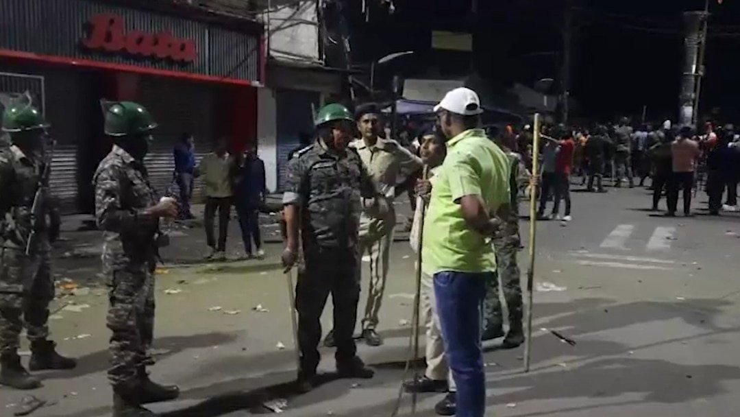 हजारीबाग रामनवमी मंगला जुलूस में पथराव, पुलिस ने की हवाई फायरिंग