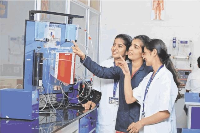 बायोमेडिकल इंजीनियरिंग कोर्स: एक करियर जो विज्ञान और स्वास्थ्य को जोड़ता है!