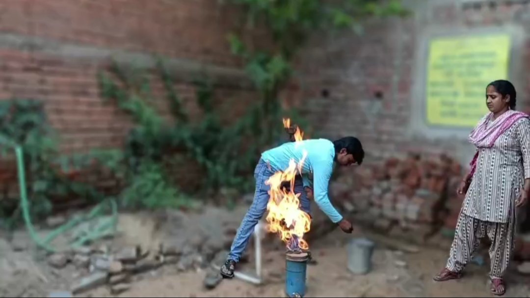 हजारीबाग में चापाकल से निकल रही आग, दहशत में मोहल्ले के लोग; मीथेन गैस का खतरा बढ़ा