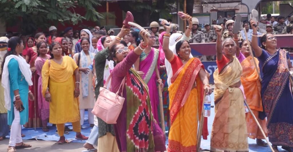 प्रेम महतो की मौत के बाद प्रदर्शनकारियों में उग्रता बढ़ गई है।